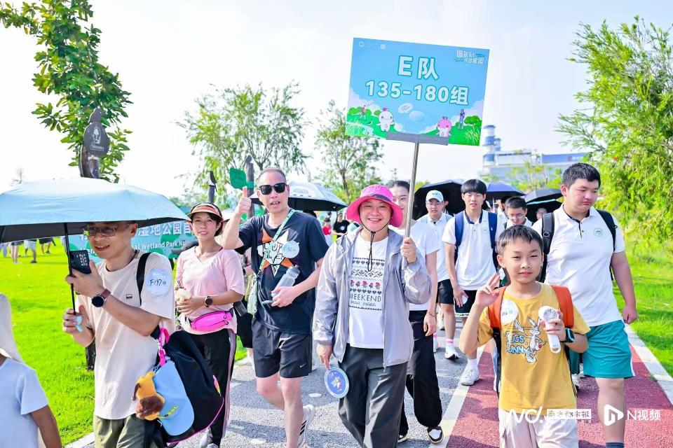 记者在现场, 吸引一众琴