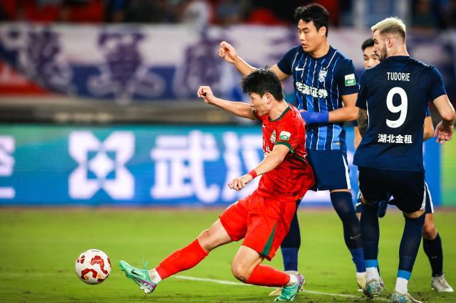 领先, 绍尔禁区前 领先, 绍尔禁区前